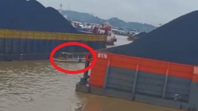 Kapal Warga Terjepit Tongkang Batu Bara di Sungai Mahakam