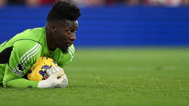 Kiper Manchester United, Andre Onana tampil di laga Liga Inggris kontra Liverpool di Anfield, Senin (18/12) dini hari WIB. [PAUL ELLIS / AFP