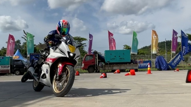 Geber Motor Seru bLU cRU Fun Riding Challenge di Mandalika, Ratusan Bikers Coba All New R15 Connected Series