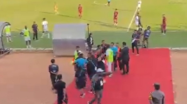 Ricuh Laga Persik vs PSM, Stadion Brawjijaya Mencekam: Wasit Dikejar Sosok Berbaju Hitam