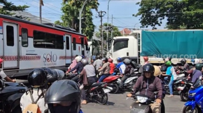 Kecelakaan Maut Nyaris Terjadi di Solo, Truk Tertemper KA Batara Kresna, Ini Kronologinya