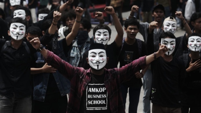 Gelar Mimbar Demokrasi, Ratusan Mahasiswa Makassar Gunakan Topeng Guy Fawkes Tolak Dinasti Politik