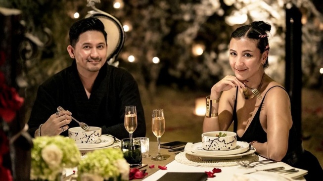 8 Momen Wedding Anniversary Ryan Delon dan Sharena ke-10, Dinner Romantis  di Dalam Goa