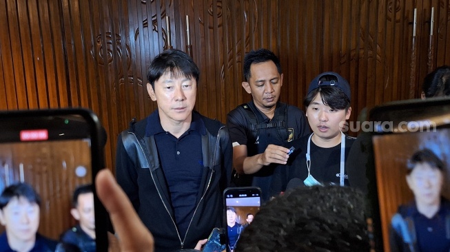 Pelatih Timnas Indonesia Shin Tae-yong saat ditemui di Hotel Le Meridien, Jakarta, Selasa (19/12/2023). (Suara.com/Adie Prasetyo Nugraha).