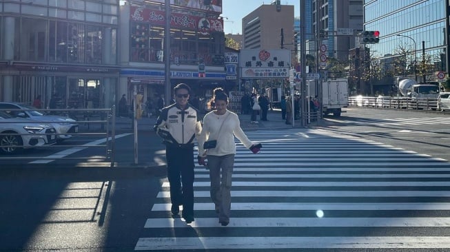 Potret Liburan Jefri Nichol dan Maria Theodore di Jepang (Instagram/@jefrinichol)