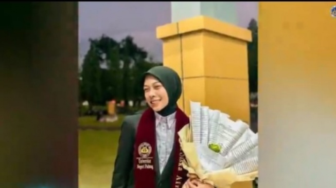 Haru, Ibunda Siska Afrina Korban Erupsi Marapi Wakili Wisuda Sang Anak yang Telah Tiada