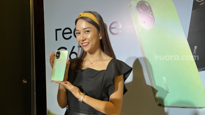 Realme C67 was officially launched in Indonesia on Tuesday (19/12/2023).  (Suara.com/Dicky Prastya)