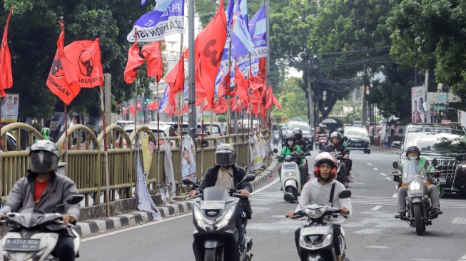 Sejumlah Alat Peraga Kampanye (APK) terpasang di Jalan Dr. Saharjo, Tebet, Jakarta, Selasa (19/12/2023). [Suara.com/Alfian Winanto]