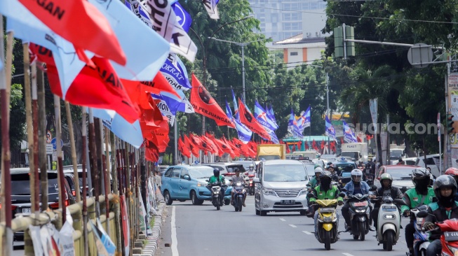 Sejumlah Alat Peraga Kampanye (APK) terpasang di Jalan Dr. Saharjo, Tebet, Jakarta, Selasa (19/12/2023). [Suara.com/Alfian Winanto]