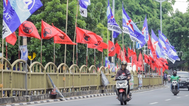 Sejumlah Alat Peraga Kampanye (APK) terpasang di Jalan Dr. Saharjo, Tebet, Jakarta, Selasa (19/12/2023). [Suara.com/Alfian Winanto]