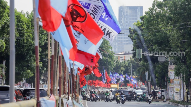 Sejumlah Alat Peraga Kampanye (APK) terpasang di Jalan Dr. Saharjo, Tebet, Jakarta, Selasa (19/12/2023). [Suara.com/Alfian Winanto]