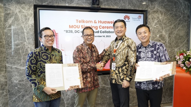 (kiri ke kanan) Direktur Digital Business Telkom, Muhamad Fajrin Rasyid; Direktur Strategic Portfolio Telkom, Budi Setyawan Wijaya; CEO Huawei Indonesia, Long; dan CEO of Carrier Network Business Group Huawei Indonesia, Steven Wang usai penandatanganan MoU kesepakatan kerja sama strategis dalam pembangunan layanan dan solusi B2B (Business-to-Business) antara Telkom dan Huawei Indonesia di Jakarta, Kamis (14/12/2023).