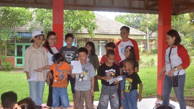 Penuhi Hak Dasar Anak yang Telah Kehilangan Pengasuhan Orang Tua Lewat Kegiatan Volunteering