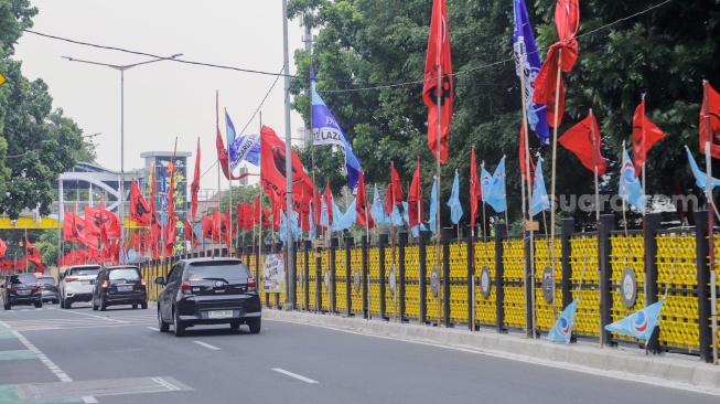 Sejumlah Alat Peraga Kampanye (APK) terpasang di Jalan Dr. Saharjo, Tebet, Jakarta, Selasa (19/12/2023). [Suara.com/Alfian Winanto]