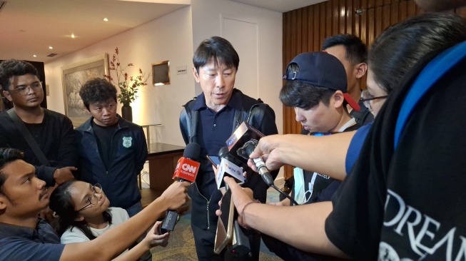 Pelatih Timnas Indonesia Shin Tae-yong saat ditemui awak media di Hotel Le Meridien, Jakarta, Selasa (19/12/2023). (Suara.com/Adie Prasetyo Nugraha).