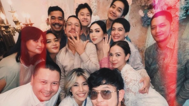 Dihadiri Anak Semata Wayangnya, Angga Maliq & D'Essentials Resmi Melamar Dewi Andarini