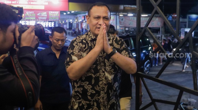 Ketua KPK nonaktif Firli Bahuri (tengah) saat tiba di salah satu cafe di Jakarta Timur, Selasa (19/12/2023). [Suara.com/Alfian Winanto]