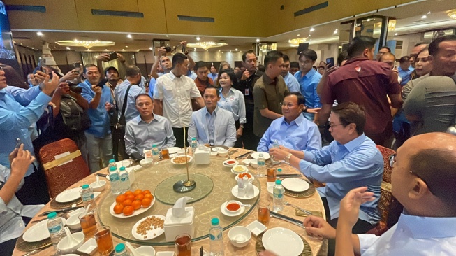 Calon presiden nomor urut 2, Prabowo Subianto menghadiri acara Silaturahmi dan Gala Dinner bersama Aliansi Tionghoa Indonesia di Golden Sense International Restaurant, Mangga Dua Square, Jakarta Utara, Selasa (19/12/2023). [Suara.com/Novian] 