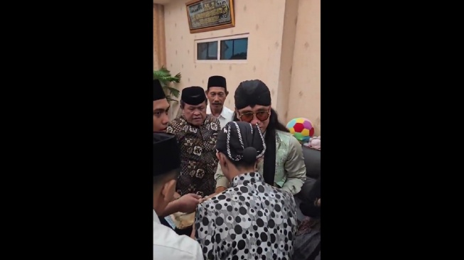 Viral video Gus Miftah terima amplop usai ceramah. [Akun X]