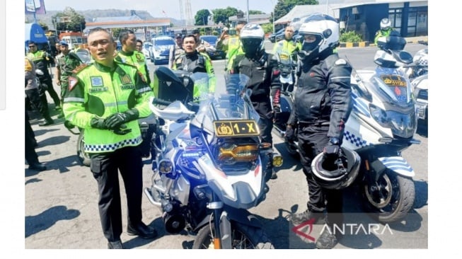 Kapolda Jawa Timur Irjen Pol Imam Sugianto menggunakan motor gede tiba di Pelabuhan Ketapang Banyuwangi dalam rangka pantroli panjang persiapan libur Natal 2023 dan Tahun Baru 2024 [ANTARA/Novi Husdinariyanto]