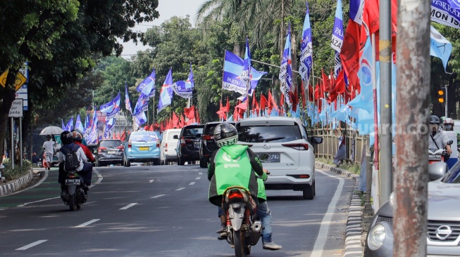 Sejumlah Alat Peraga Kampanye (APK) terpasang di Jalan Dr. Saharjo, Tebet, Jakarta, Selasa (19/12/2023). [Suara.com/Alfian Winanto]