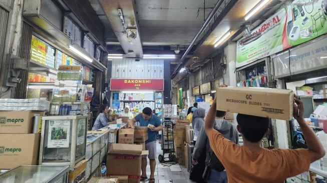 Penjualan masker di Pasar Pramuka, Matraman, Jakarta Timur masih normal seiring dengan meningkatnya angka penularan Covid-19 di Ibu Kota, Selasa (19/12/2023). [Suara.com/Fakhri]