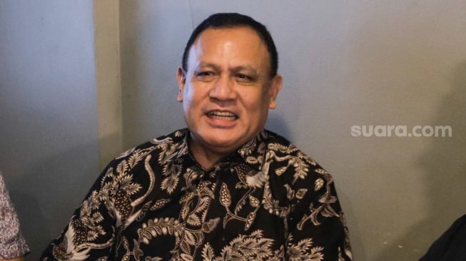 Ketua KPK nonaktif Firli Bahuri (tengah) memberikan keterangan saat konferensi pers di salah satu cafe di Jakarta Timur, Selasa (19/12/2023). [Suara.com/Alfian Winanto]