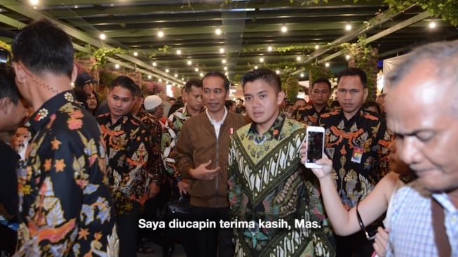 Mayor Teddy Indra Wijaya saat masih menjadi asisten ajudan Presiden Joko Widodo. (YouTube/Presiden Joko Widodo)