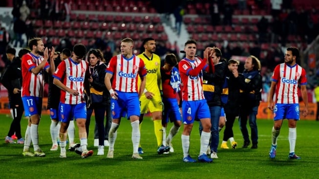 Para pemain Girona berselebrasi usai kemenangan lawan Deportivo Alaves pada laga Liga Spanyol di Stadion Montilivi, Girona, Senin (19/12) dini hari WIB. [Pau BARRENA / AFP]