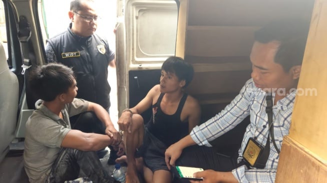 Tampang AH (26) dan JZ (22), kakak beradik pembunuh pasutri di Cipulir, Jakarta Selatan. (dok polisi)