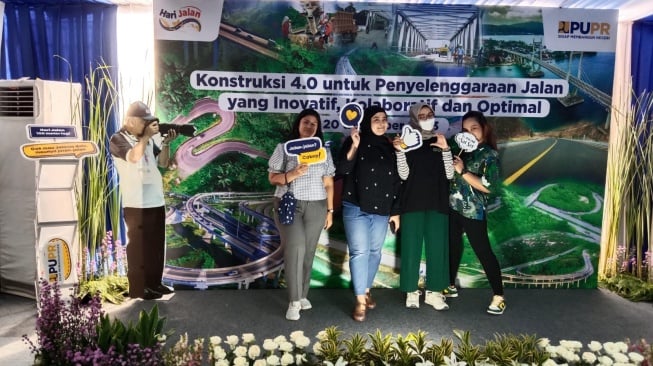 Tugas terakhir pengunjung yang ikut main games, berfoto di booth khusus Hari Jalan 2023. (Suara.com/Nessy F)