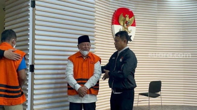 KPK saat memamerkan Gubernur Maluku Utara Abdul Ghani Kasuba usai berstatus tersangka kasus korupsi. (Suara.com/Yaumal)