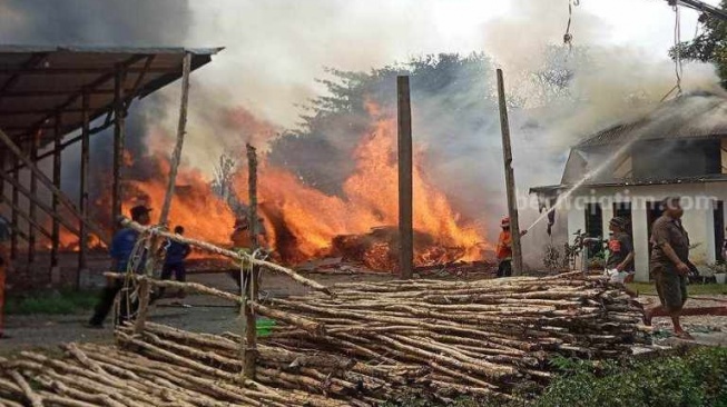 Hakim Apes, Mobilnya Hangus Terbakar Bersama Gudang Kayu Miliknya di Sidoarjo