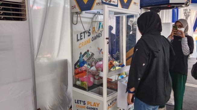 Pengunjung mencoba salah satu game yang disediakan di pameran Hari Jalan 2023. (Suara.com/Nessy)