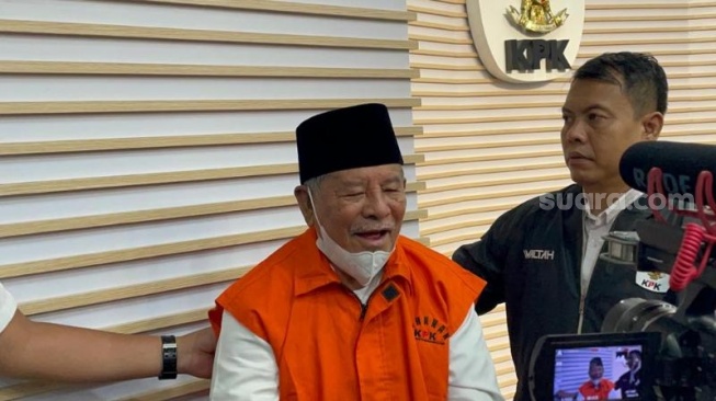 Gubernur Maluku Utara Abdul Gani Kasuba usai resmi ditetapkan sebagai tersangka KPK. (Suara.com/Yaumal)