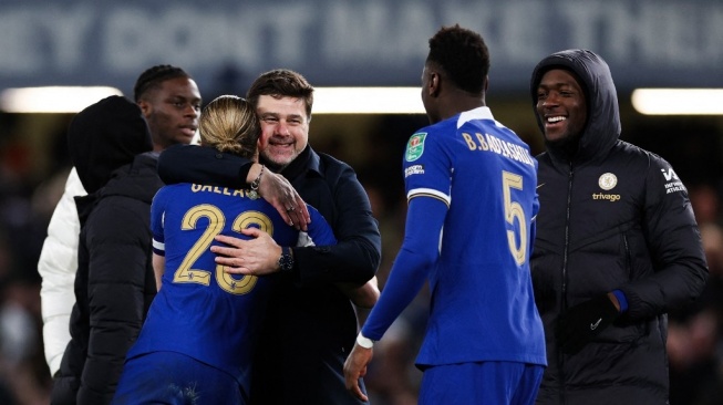 Manajer Chelsea asal Argentina Mauricio Pochettino mengucapkan selamat kepada gelandang #23 Conor Gallagher di akhir pertandingan perempat final Piala Liga Inggris 2023-2024 antara Chelsea vs Newcastle United di Stamford Bridge di London pada 19 Desember 2023. Chelsea menang melawan Newcastle United lewat adu penalti.Adrian DENNIS / AFP