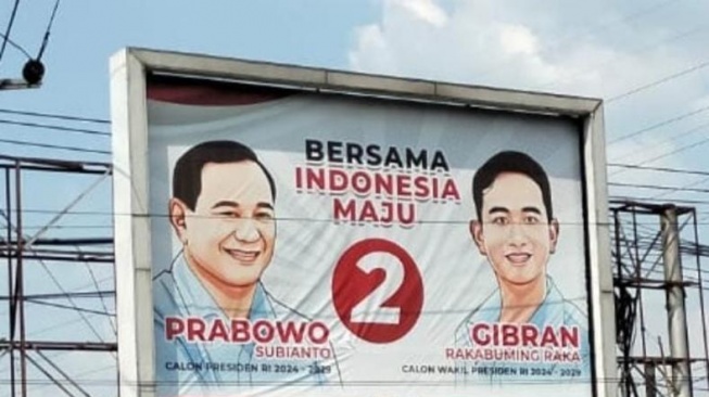 Baliho Prabowo-Gibran yang viral di media sosial (medsos) dipasang di tingkat Pos 905 Satlantas Pacing Polres Mojokerto. [Tangkapan layar X]