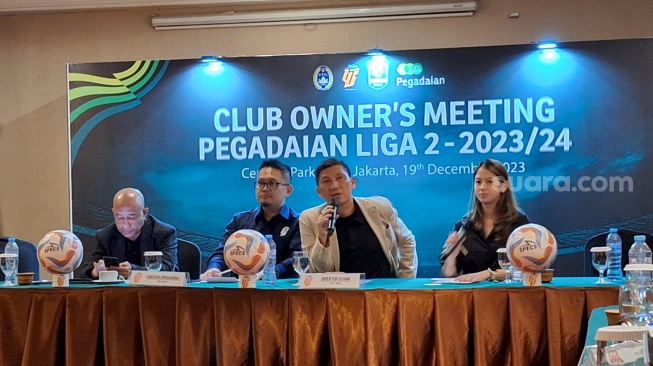 Direktur Utama PT Liga Indonesia Baru Ferry Paulus saat konferensi pers di Hotel Century, Jakarta, Selasa (20/12/2023). (Suara.com/Adie Prasetyo Nugraha).