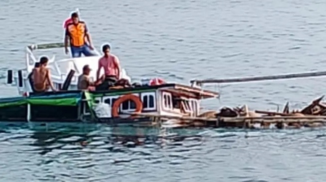 Menegangkan! Detik-detik KM Labobar Tenggelam di Perairan Karamian Sumenep