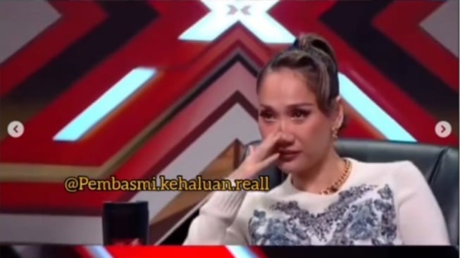 Tangis haru BCL saat kontestan X Factor Indonesia nyanyikan lagu untuknya (Instagram/lambegosiip)