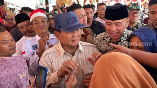 Menteri Pertahanan (Menhan) Prabowo Subianto menyapa ibu dan anak saat melakukan kunjungan kerja di Pamupukan, Kecamatan Ciniru, Kabupaten Kuningan, Jawa Barat, Rabu (20/12/2023). (Suara.com/Novian)