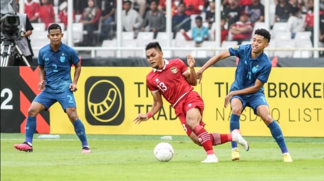 Gelandang Timnas Indonesia, Rachmat Irianto (merah) saat bertanding melawan Thailand di Piala AFF 2022 (affmitsubishielectriccup.com)