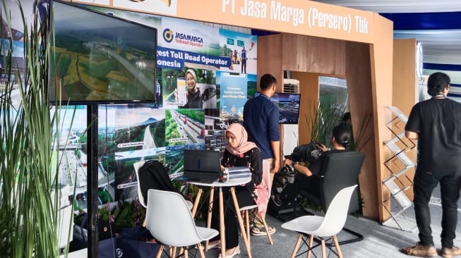 Salah satu booth pameran, dimana pengunjung dapat mencoba Simulator Safely Driving. (Suara.com/Nessy F)