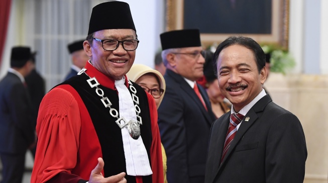 Ketua Mahkamah Konstitusi Suhartoyo berfoto dengan Hakim Mahkamah Konstitusi Ridwan Mansyur (kiri) seusai pengucapan sumpah di Istana Negara, Jakarta, Jumat (8/12/2023). (ANTARA FOTO/Sigid Kurniawan0.