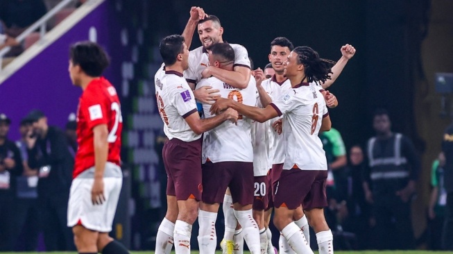 Para pemain Manchester City melakukan selebrasi setelah mencetak gol kedua tim pada pertandingan semifinal Piala Dunia Antarklub 2023 antara Manchester City vs Urawa Red Diamonds di King Abdullah Sports City di Jeddah pada 19 Desember 2023.AFP.