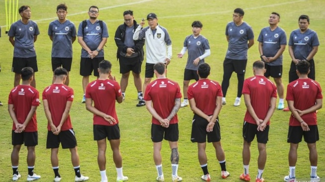 Pelatih Timnas Indonesia Shin Tae-yong (tengah) memberikan instruksi kepada para pemain saat sesi latihan di Lapangan A Gelora Bung Karno Senayan, Jakarta, Senin (9/10/2023). . ANTARA FOTO/Galih Pradipta/aww. (ANTARA FOTO/GALIH PRADIPTA)