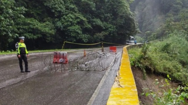 Jalan di Singgalang Kariang Sumbar Retak, Pengendara Diimbau Hati-hati