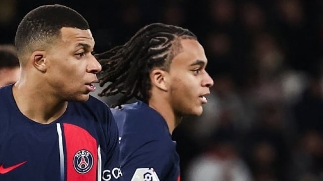 Penyerang Prancis Paris Saint-Germain #07 Kylian Mbappe dan bersama adiknya #38 Ethan Mbappe pada pertandingan sepak bola L1 Prancis antara Paris Saint-Germain (PSG) dan FC Metz di stadion Parc des Princes di Paris, pada bulan Desember 20 Agustus 2023. FRANCK FIFE / AFP