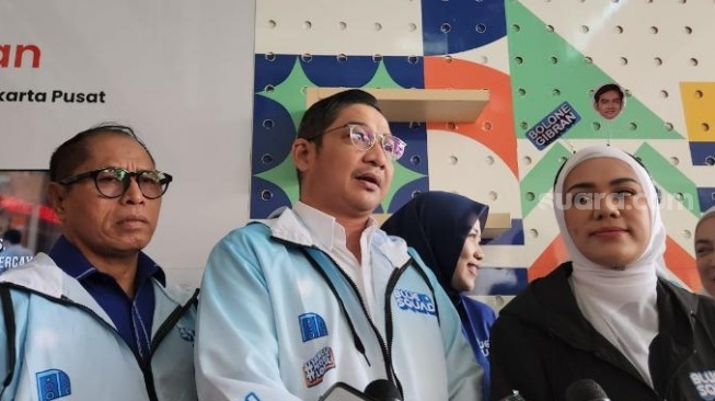 Politisi PAN, Sigit Purnomo alias Pasha Ungu, membantah dirinya mangkir dari panggilan pertama Badan Pengawas Pemilu (Bawaslu) Jakarta Pusat. (Suara.com/Fakhri Fuadi)