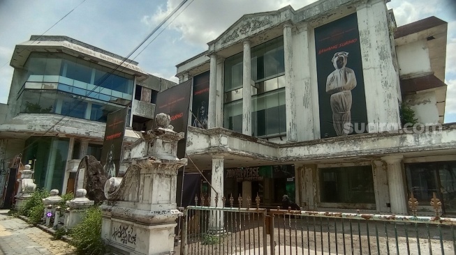 Bekas Hotel Cokro di Jalan Slamet Riyadi Kota Solo. [Suara.com/Ari Welianto]